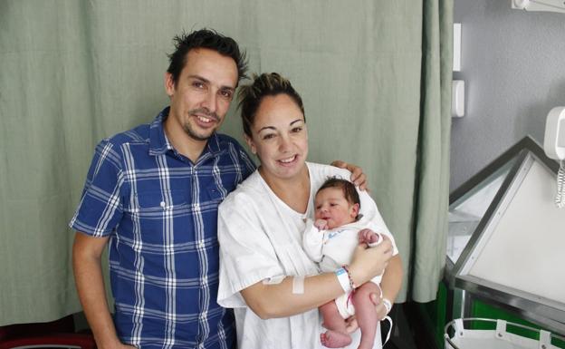 Blanca sostiene a Yonatan en sus brazos, junto a su marido.