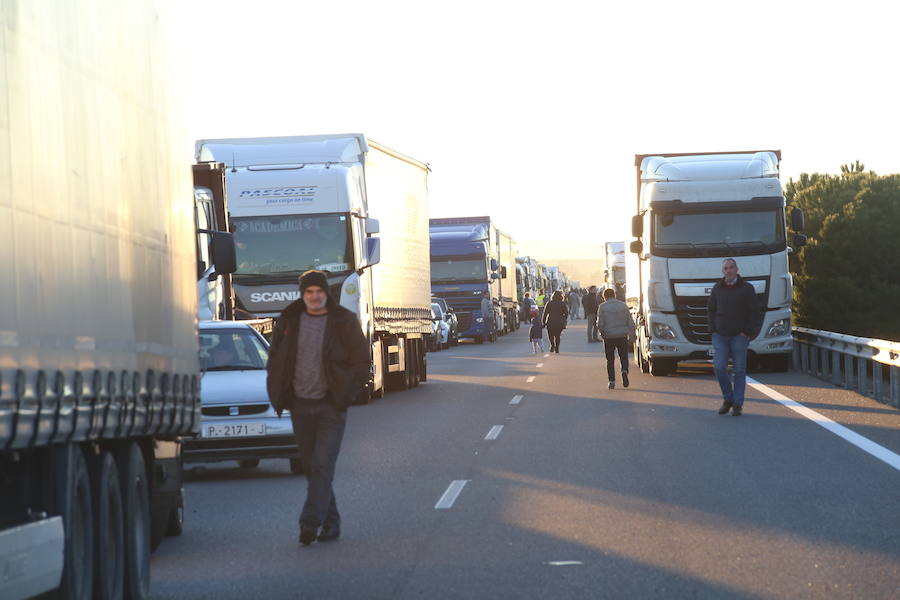 Fotos: Accidente de un camión portacoches en la A62