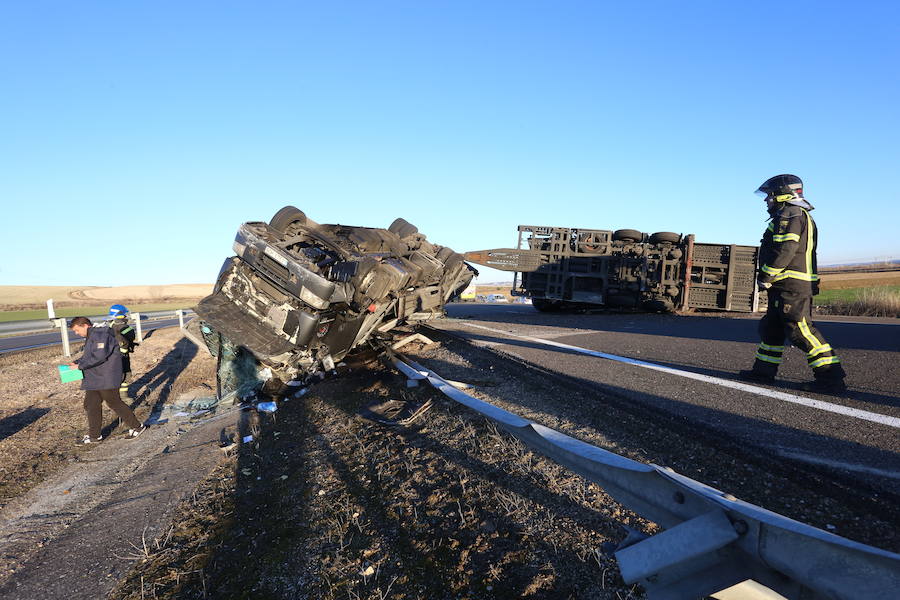 Fotos: Accidente de un camión portacoches en la A62