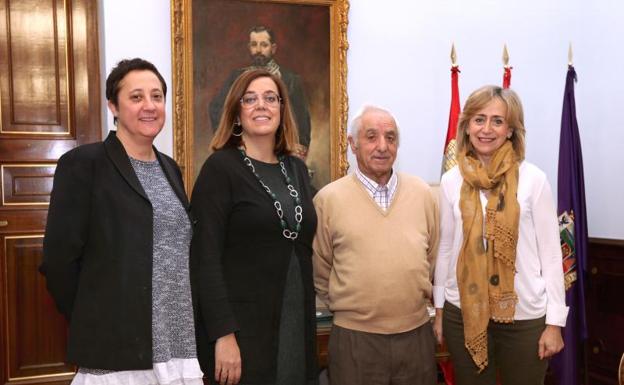 La alcaldesa de Villahán, María de los Ángeles Cantero, junto a la presidenta de la Diputación. 