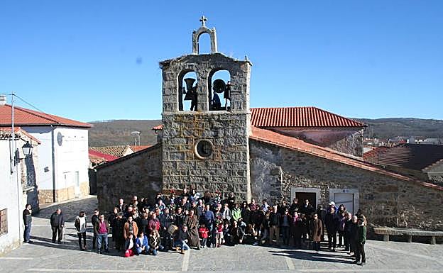 La comitiva que acompaña a El Perrero, junto a la iglesia el pasado día 31. 