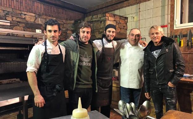 Fernando Alonso y Jesús Calleja, junto a los cocineros de 'El Capricho'. 