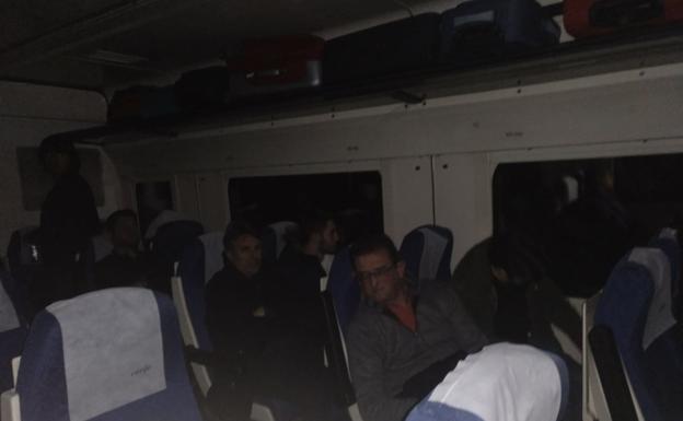 Pasajeros a oscuras en el interior del tren averiado en Navalmoral de la Mata (Cáceres). 