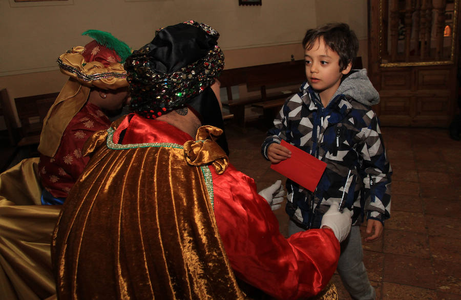 Fotos: Cartero Real y Belén artesano en el Cristo del Mercado