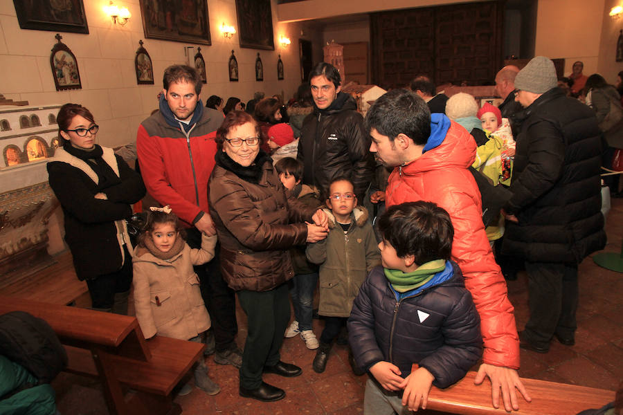 Fotos: Cartero Real y Belén artesano en el Cristo del Mercado