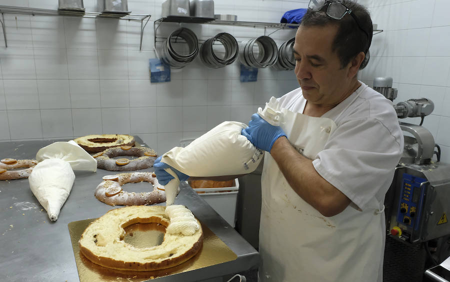 La Asociación Provincial de Empresarios de Confitería de Valladolid calcula que en estas fechas se venderán unos 100.000 roscones de reyes artesanos