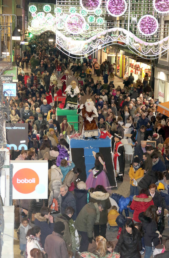 Fotos: Cabalgata de Reyes en la calle Mantería de Valladolid