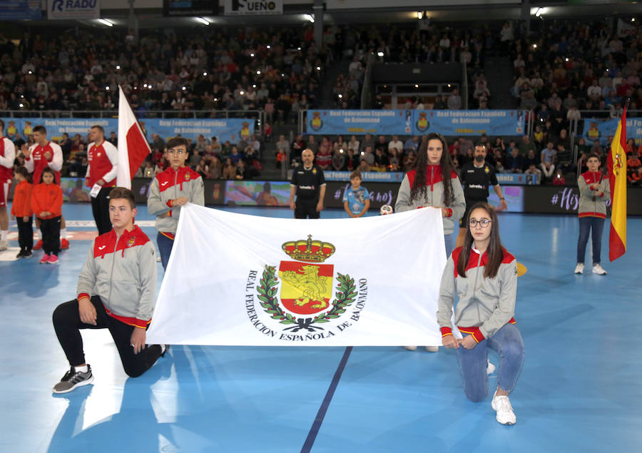 Fotos: Histórico lleno con selección de balonmano