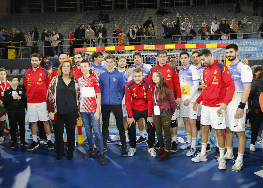 Fotos: Histórico lleno con selección de balonmano