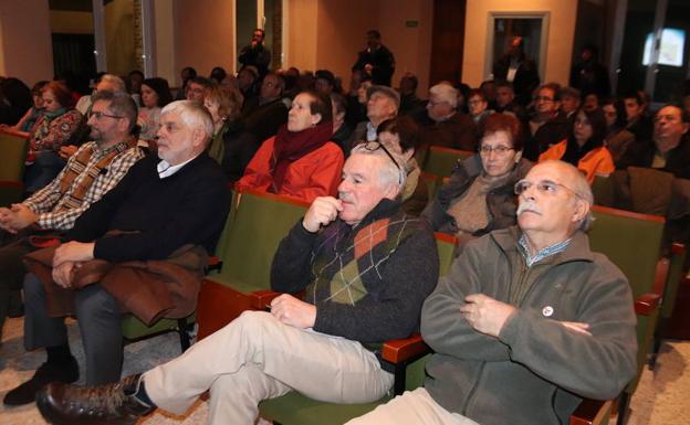 Asistentes a la conferencia, celebrada en el Ayuntamiento de Lastras.
