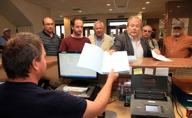 Entrega de firmas en el registro de la Delegación de la Junta.