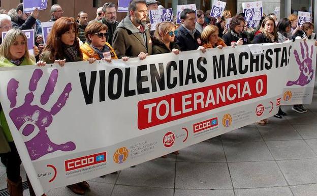 Concentración en Oviedo en repulsa de la violencia machista. 