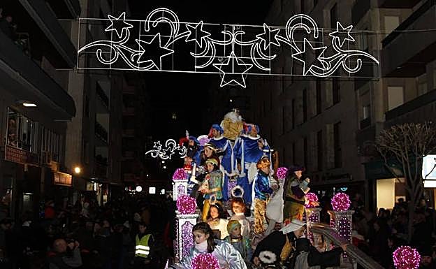Melchor, en su trono real a su paso por las calles de Salamanca.