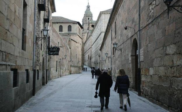 Viandantes por la calle Compañía de Salamanca.