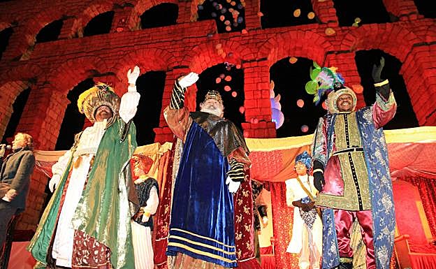 Los Reyes Magos saludan a los segovianos tras su llegada al Acueducto.
