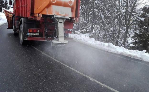Un camión de la Diputación esparce sal en una de las vías provinciales afectadas por las placas de hielo.
