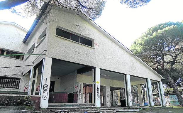 Pintadas recurrentes (una soga) decoran el exterior del desvalijado edificio principal del antiguo Círculo Campestre, inaugurado en 1907 y cerrado en 2015.