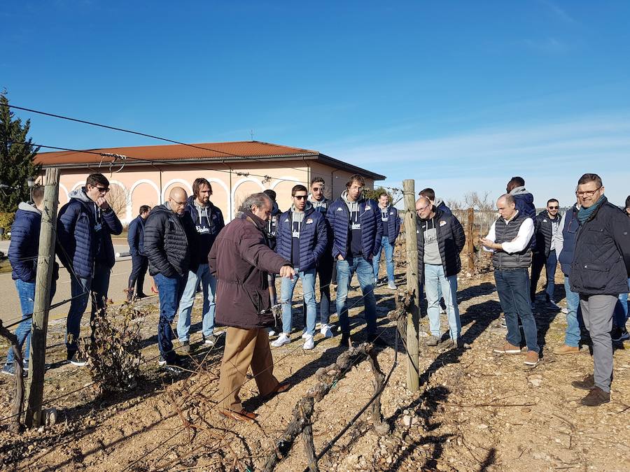 El equipo y los directivos del equipo Chocolates Trapa Palencia en Finca Museum. 