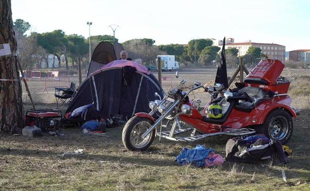 Un motero junto a su tienda de campaña en la zona de acampada. 