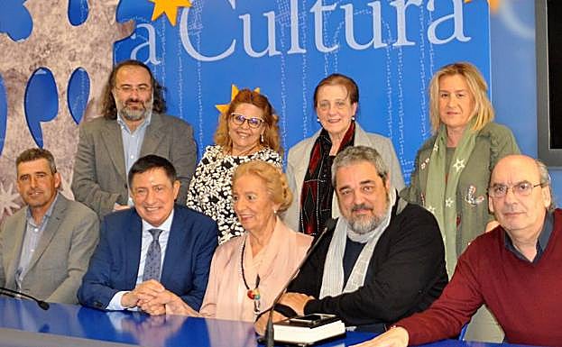 Los integrantes del jurado, junto a Pilar Fernández Labrador. 