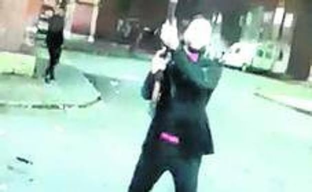 Vídeo grabado por los autores en el que dos hombres y una mujer disparan al aire con una escopeta y, en apariencia, una pistola en la plazoleta de la calle Tajo en la pasada Nochevieja.