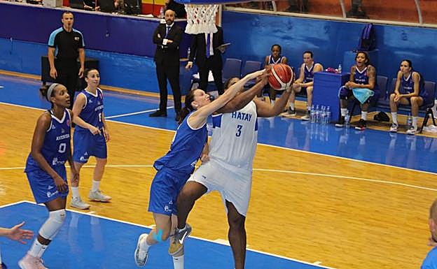 Laura Gil intenta obstaculizar la entrada a canasta de Paris en el partido de la primera vuelta.