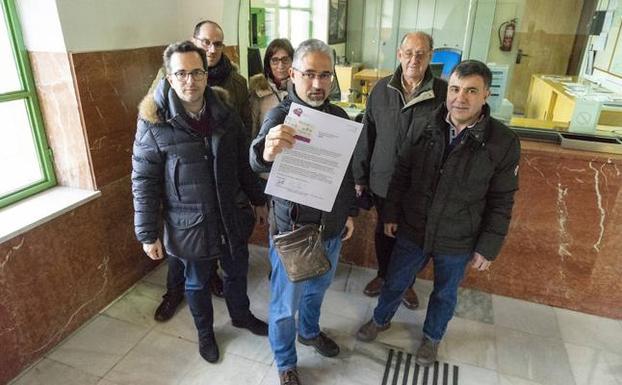 La Plataforma Soria ¡Ya! compró hoy al ministro de Fomento, José Luis Ábalos, un billete de tren para que utilice este transporte para asistir en Soria al Congreso 'Think Europe'. 