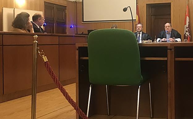 La enfermera (i), junto con su letrado, al inicio de la vista oral en la Audiencia de Valladolid. 