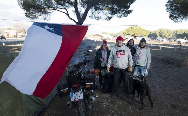 Paulo, que sujeta a Mau en el centro, con Jessica, Julio y Juan. 