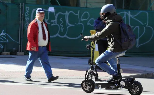 El uso del patinete eléctrico por las calles de las ciudades está cada vez más extendido. 