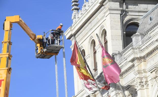 Los operarios retiran las cortinas de luces que adornaban el Consistorio.