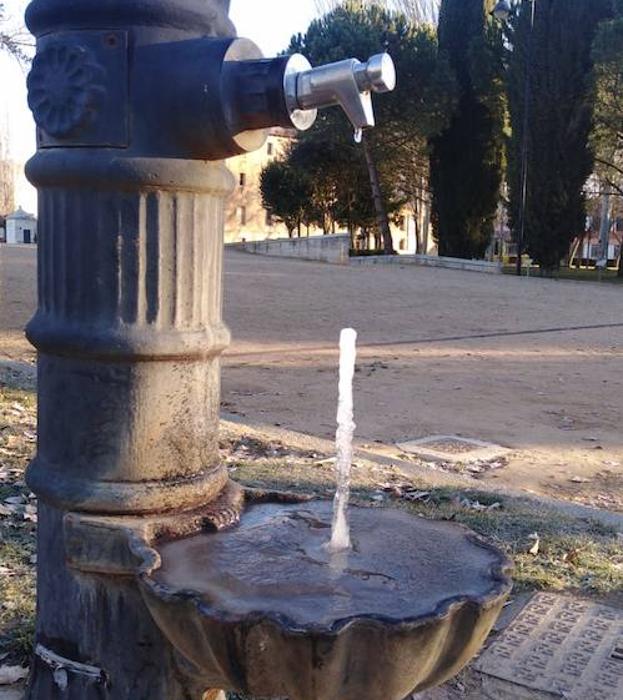 El agua de una fuente de Medina de Rioseco, parcialmente congelado. 