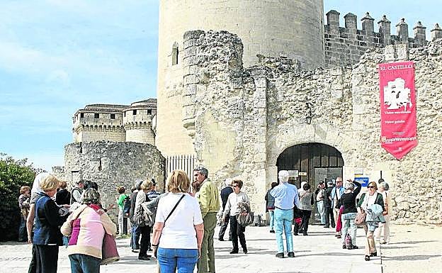 Turistas en el castillo de Cuéllar, la pasada primavera. 