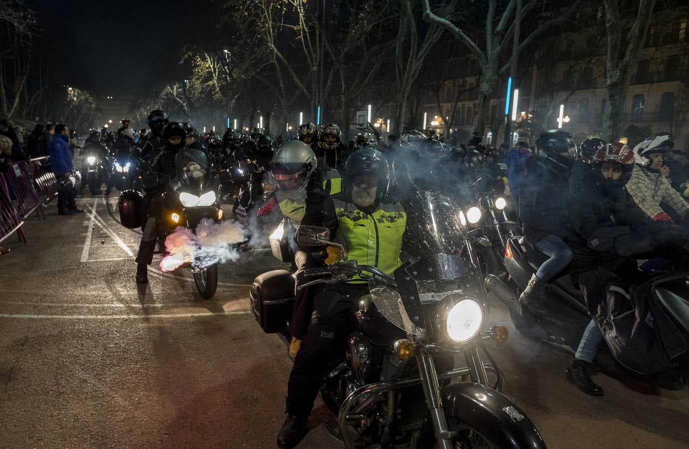 Tradicional desfile con el que los organizadores y participantes en la concentración motera Pingüinos rinden homenaje a todos los moteros fallecidos en accidente de tráfico a lo largo del año.