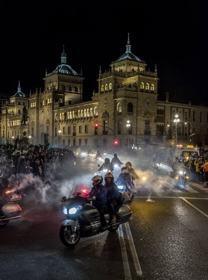 Tradicional desfile con el que los organizadores y participantes en la concentración motera Pingüinos rinden homenaje a todos los moteros fallecidos en accidente de tráfico a lo largo del año.