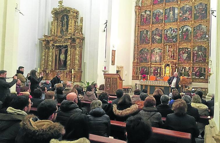 Los asistentes, delante del retablo. 