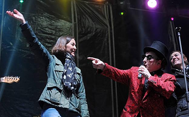 La minsitra de Industria, Reyes Maroto, canta el «Imagine» de John Lennon con la Orquesta Mondragón en Pingüinos 2019. 