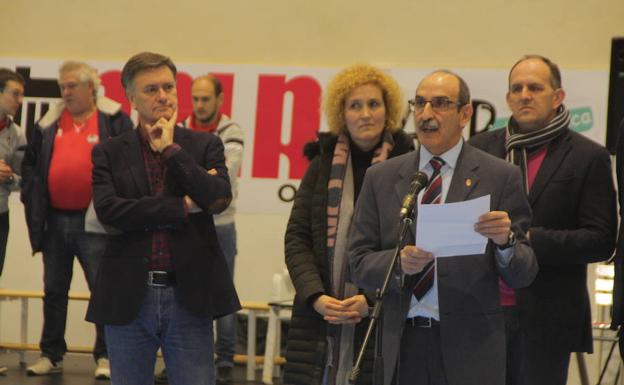 El alcalde de Nava, acompañado de diferentes autoridades, en un momento del acto de inauguración.