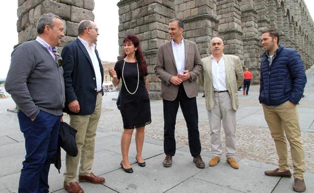 Ortega-Smith, con afiliados de Vox en Segovia, durante una visita a la ciudad el pasado mayo. 