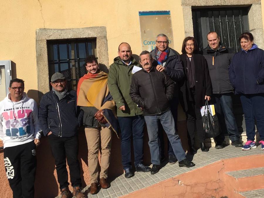 Cargos socialistas de la comarca de Ledesma que ayer se reunieron en Villaseco de los Gamitos.