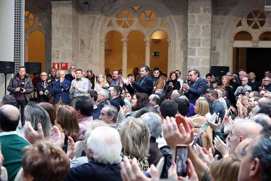 Unas 500 personas han acudido hoy al acto de Vox en Burgos al que ha acudido el secretario general Javier Ortega Smith. En el acto Vox ha defendido sus propuestas para el futuro de España. Inmigración, violencia de género, «los chiringuitos» de la política y la figura de Ortega Lara han sido los momentos más enérgicos del discurso de Ortega Smith.