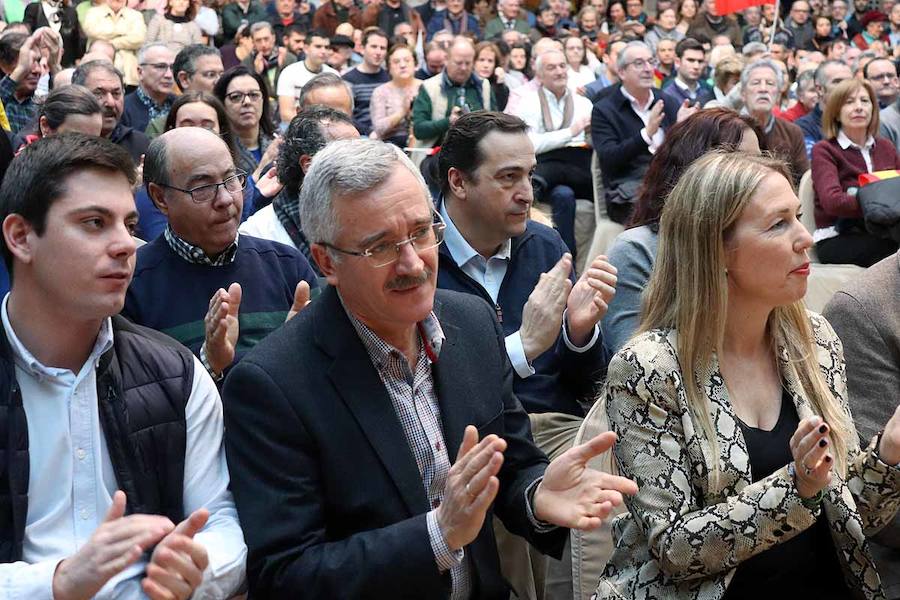 Unas 500 personas han acudido hoy al acto de Vox en Burgos al que ha acudido el secretario general Javier Ortega Smith. En el acto Vox ha defendido sus propuestas para el futuro de España. Inmigración, violencia de género, «los chiringuitos» de la política y la figura de Ortega Lara han sido los momentos más enérgicos del discurso de Ortega Smith.