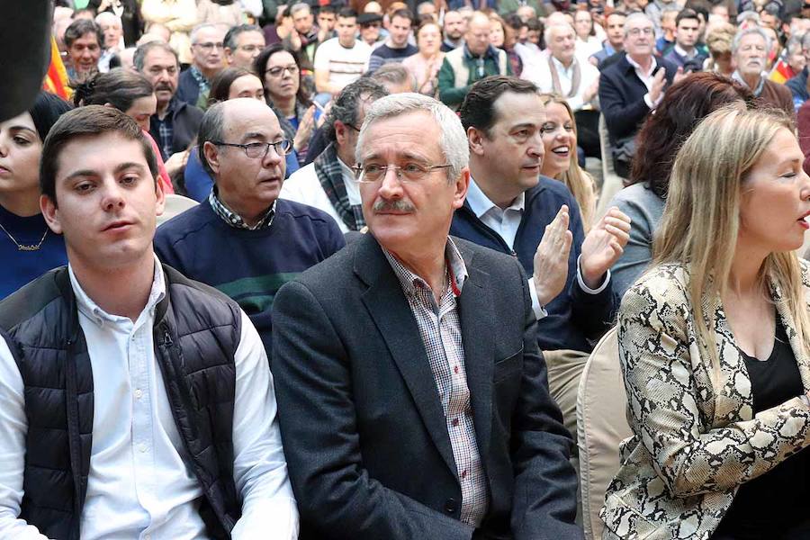 Unas 500 personas han acudido hoy al acto de Vox en Burgos al que ha acudido el secretario general Javier Ortega Smith. En el acto Vox ha defendido sus propuestas para el futuro de España. Inmigración, violencia de género, «los chiringuitos» de la política y la figura de Ortega Lara han sido los momentos más enérgicos del discurso de Ortega Smith.