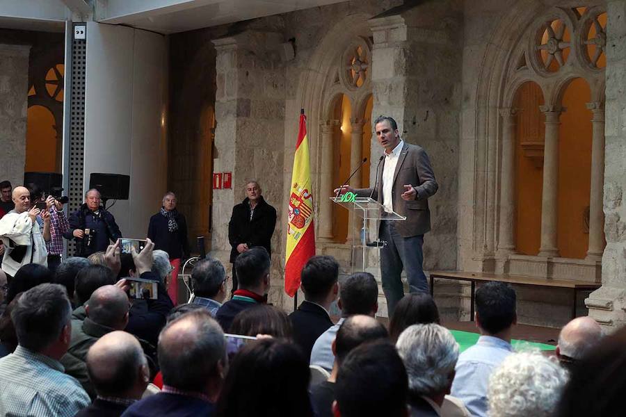 Unas 500 personas han acudido hoy al acto de Vox en Burgos al que ha acudido el secretario general Javier Ortega Smith. En el acto Vox ha defendido sus propuestas para el futuro de España. Inmigración, violencia de género, «los chiringuitos» de la política y la figura de Ortega Lara han sido los momentos más enérgicos del discurso de Ortega Smith.