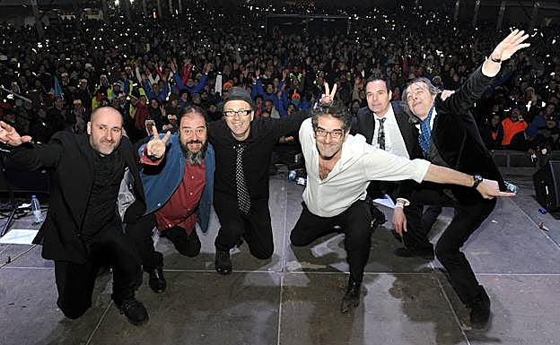 'Los Pichas' posan junto a miles de Pingüinos en el escenario de la antigua Hípica Militar. 