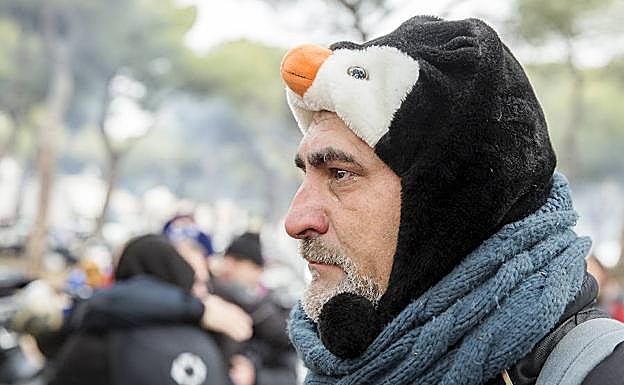 Un pingüino canario llora mientras al fondo dos moteros se abrazan. 
