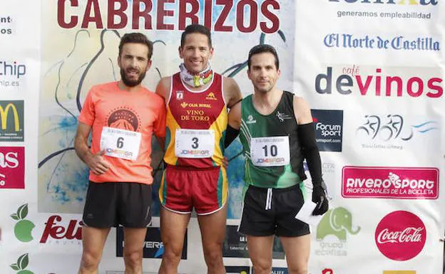 Alberto Marcos, acompañanado en el podio por Manuel Vicente Tejedor y Jorge Nieto. 