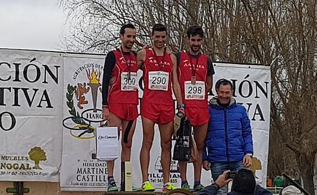 Dani Sanz, a la derecha del podio, junto a sus compañeros Camilo Santiago y José España. 