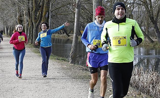 Dos corredoras siguen la estela de otros dos participantes. 