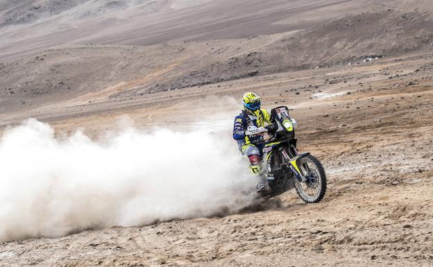 Santolino, en plena actuación durante una de las pruebas del Dakar en Perú.